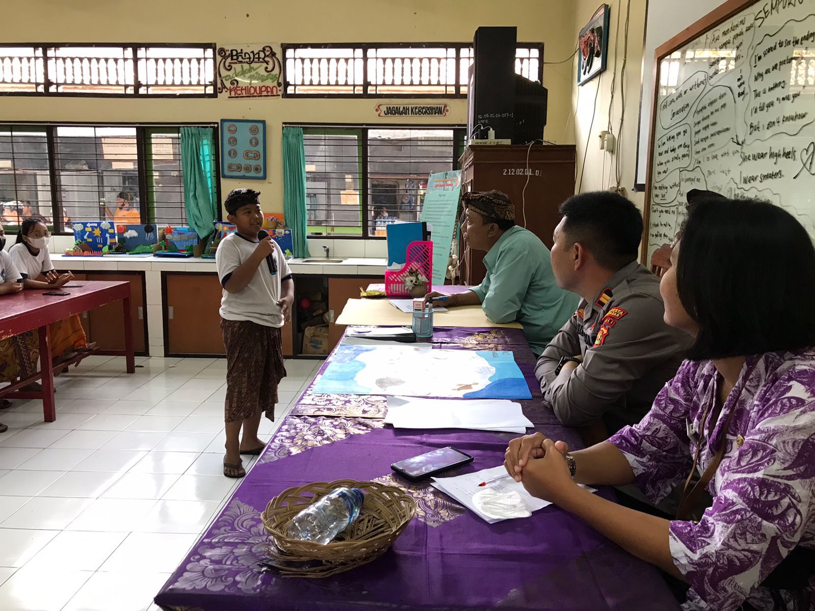 podiumnews.com-Arogan Sebulan Menjabat, Kepsek SMPN 5 Denpasar Didemo  